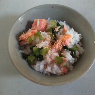 焼き鮭と小松菜の混ぜご飯